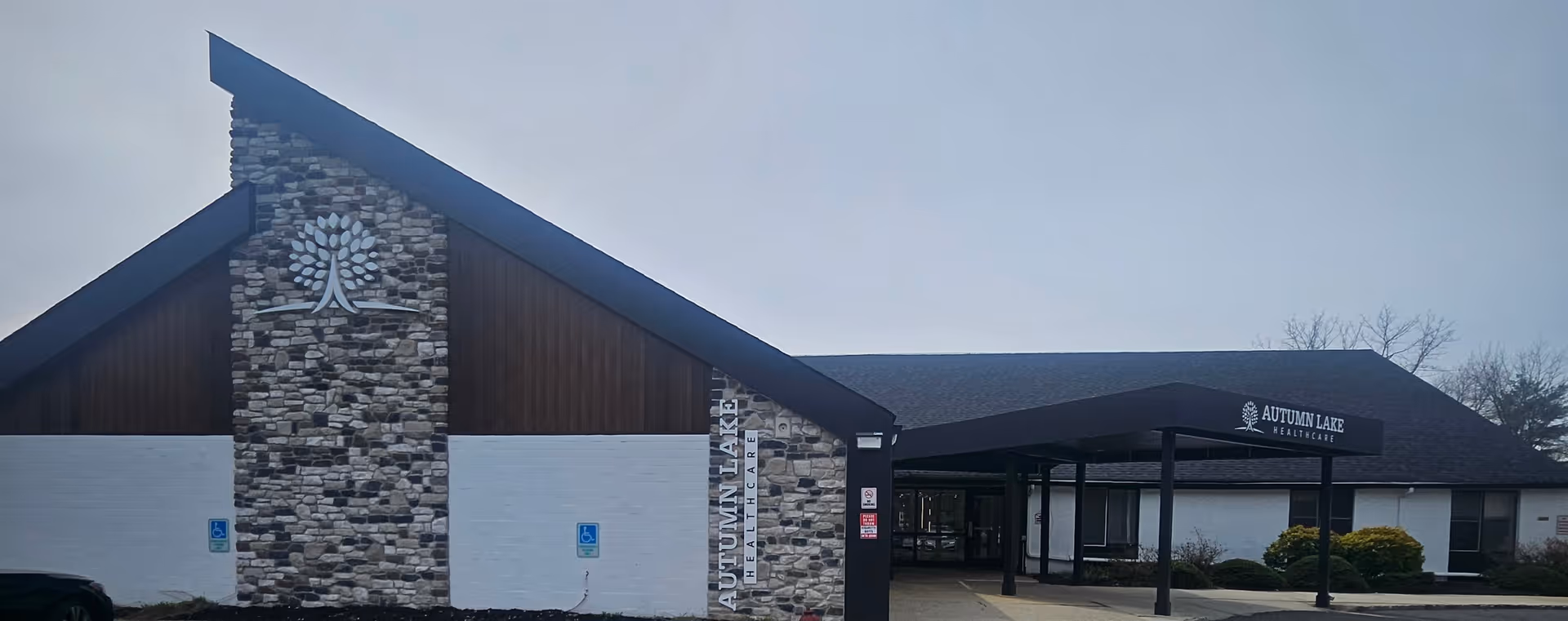 Exterior view of Autumn Lake Healthcare at Berkeley Heights entrance canopy.