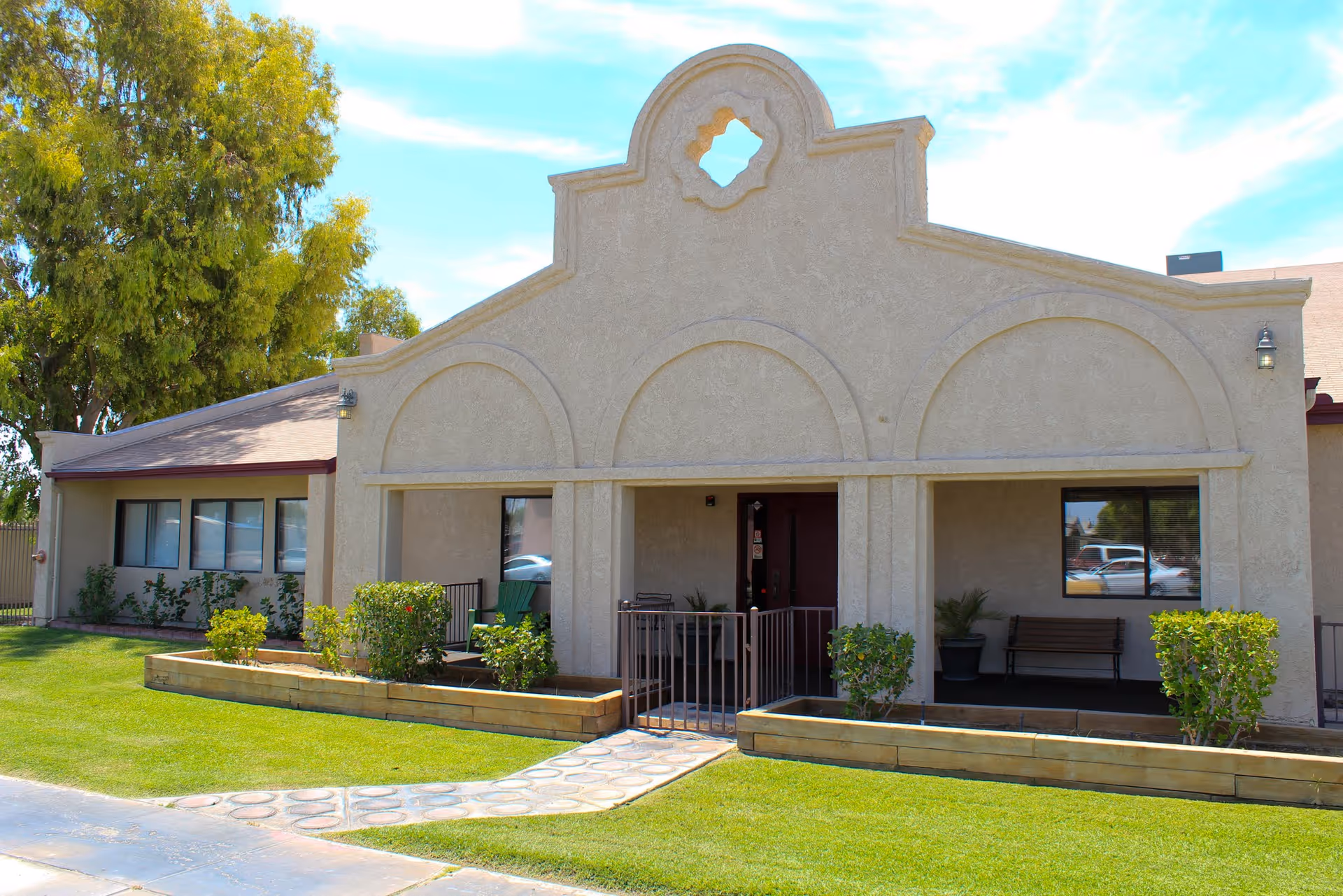Front view of SunQuest Village of Yuma with arches and entrance patio.