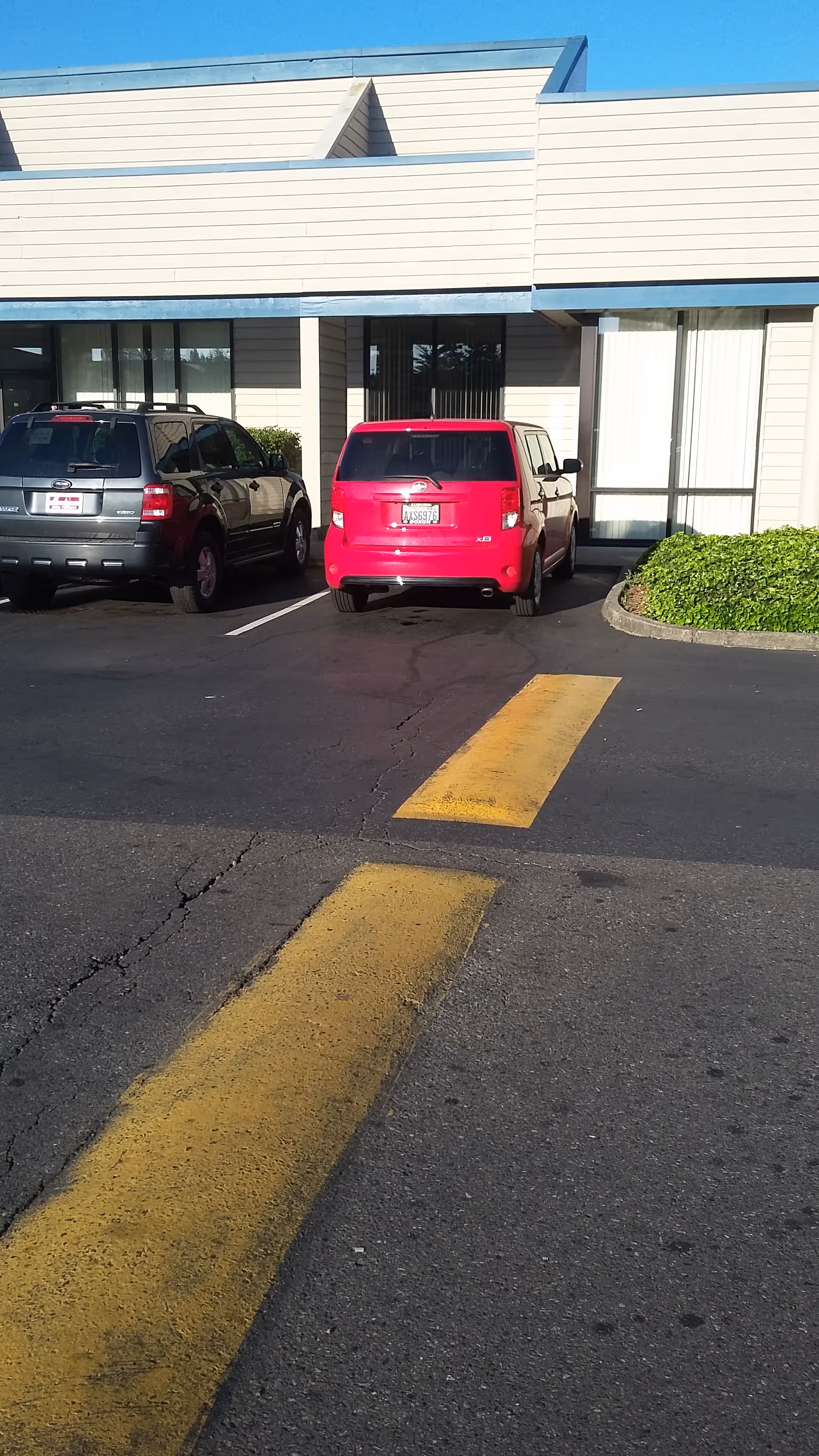 Exterior view of Tri Court - Green River with cars parked in front.