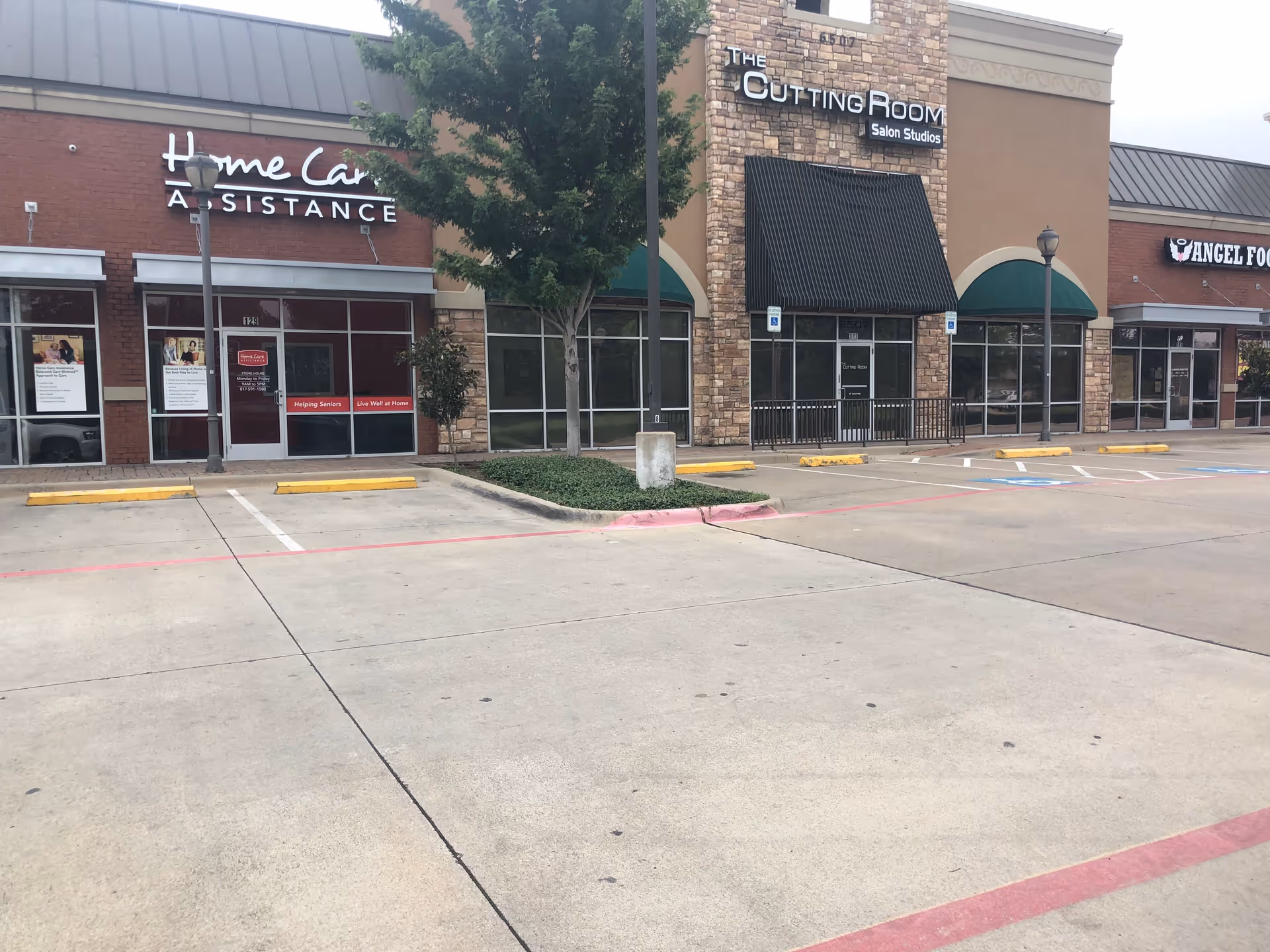 Exterior view of a strip mall with Home Care Assistance Arlington storefronts.