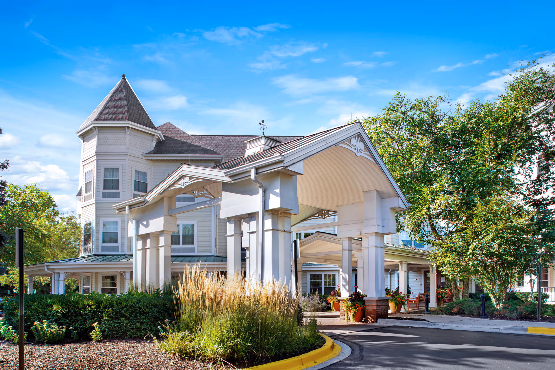 Sunrise of Schaumburg exterior with porte-cochere entrance and landscaped grounds.