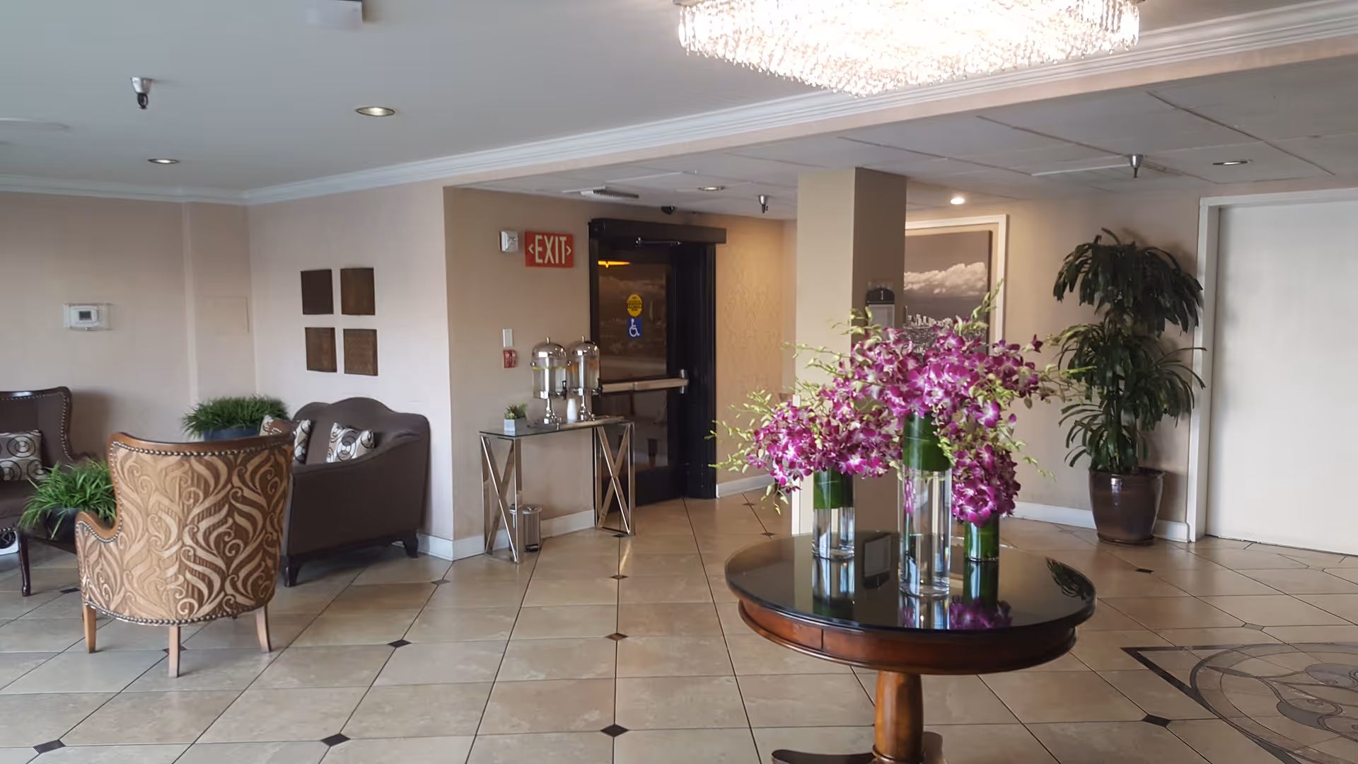 CityView senior living lobby with seating, a round floral centerpiece, and plants.