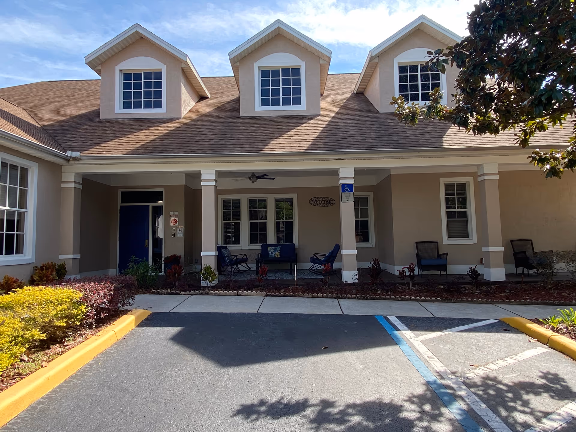 Front view of Vista Lake Assisted Living and Memory Care with a covered porch.