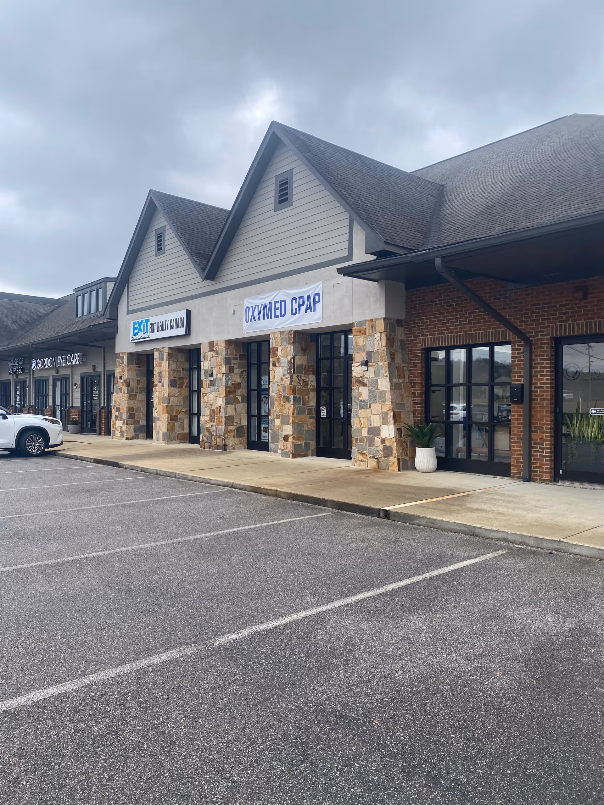 Exterior storefront featuring stone pillars and an OXYMED CPAP sign.