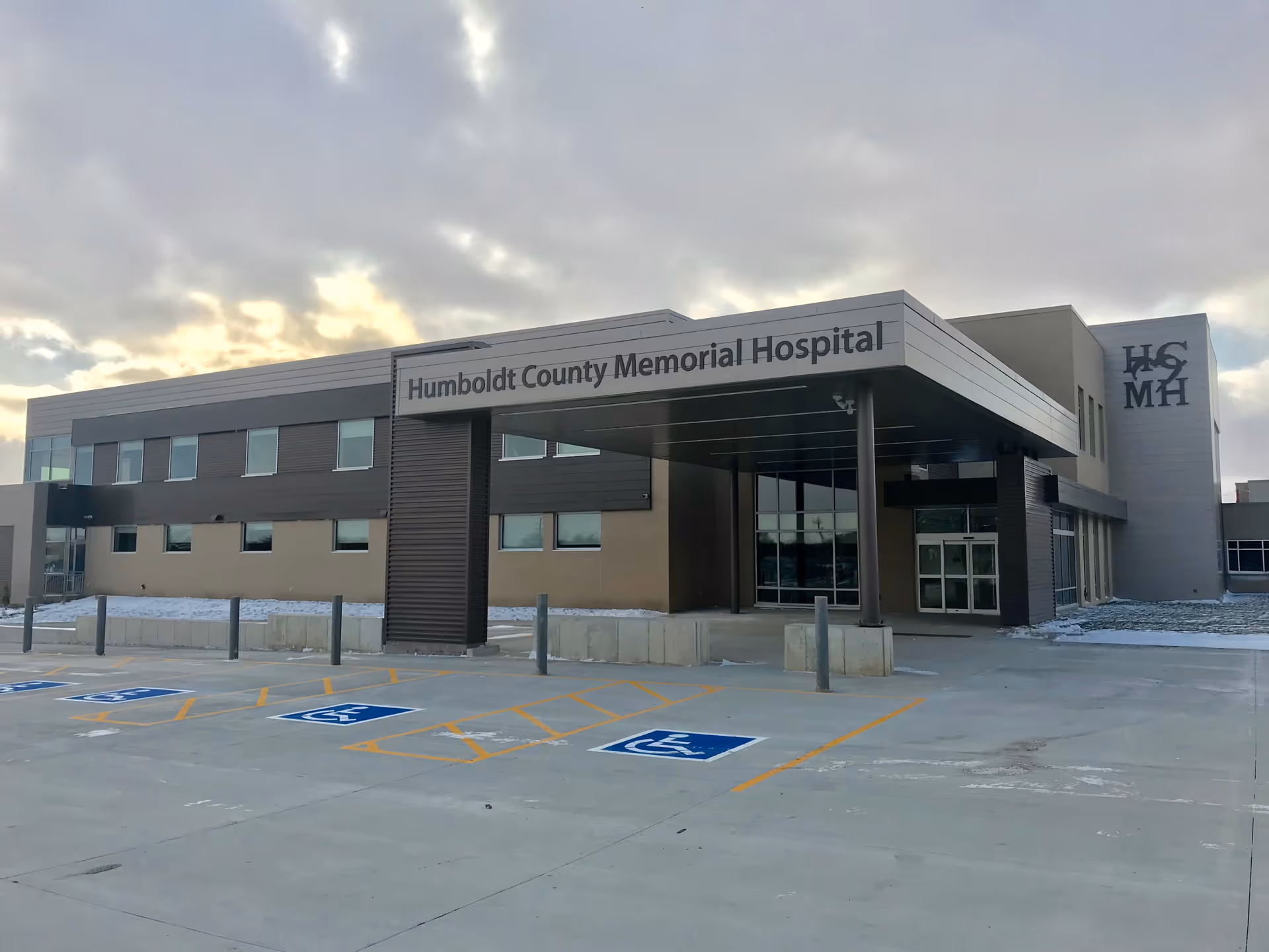 Exterior view of Humboldt County Memorial Hospital entrance with parking and handicap spaces.