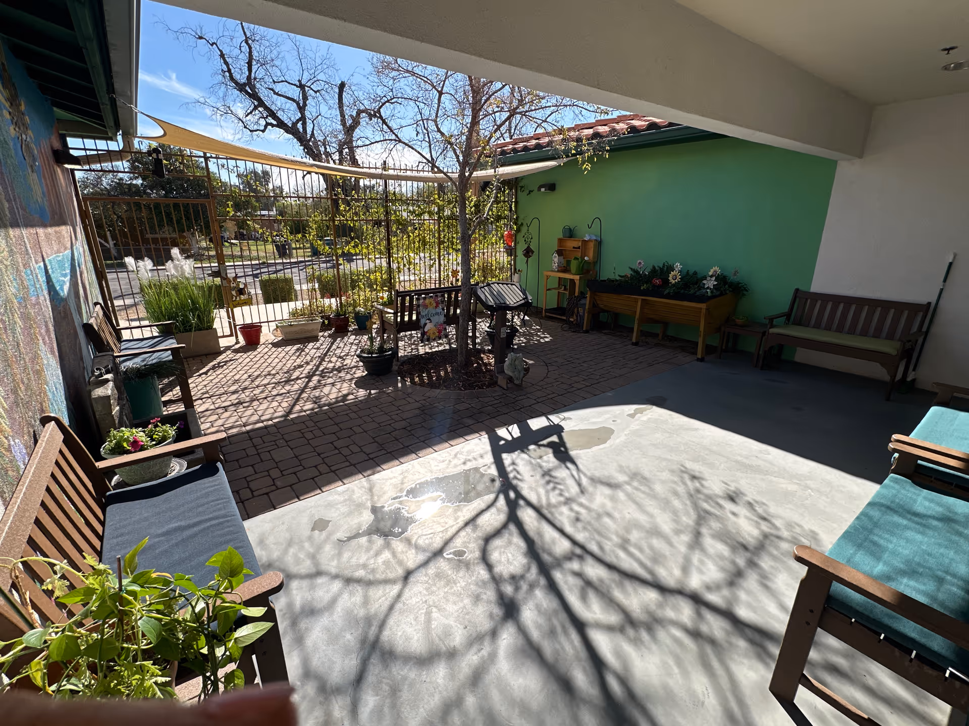 Outdoor patio at The Oasis at Fellowship Square Historic Mesa with benches and potted plants