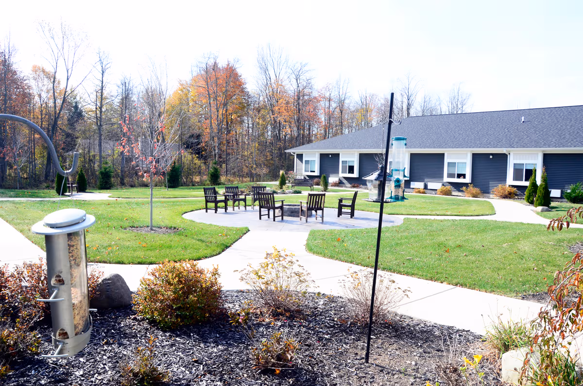 Outdoor courtyard at Laurel Oaks of South Haven with circular seating area.