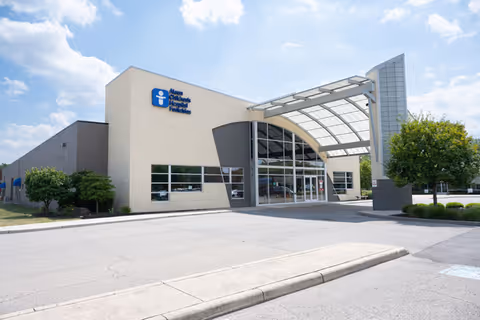 Exterior view of Akron Children's Sports Health in Warren featuring glass entrance and canopy.