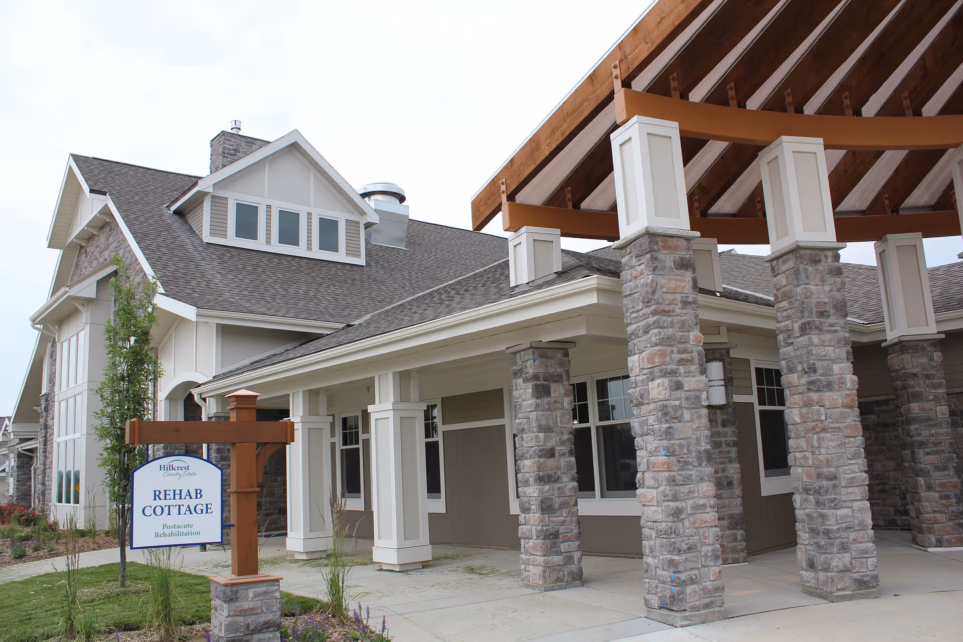 Exterior of Hillcrest Country Estates Cottages with stone pillars and front entrance.