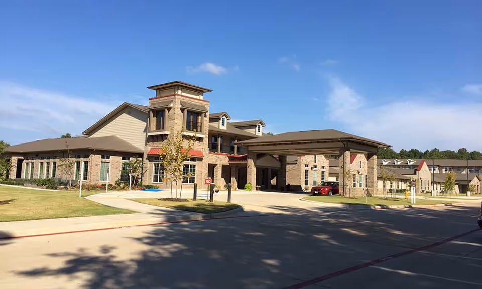 Parkview on Hollybrook exterior: brick building with porte-cochère, entrance drive, and surrounding landscaping.
