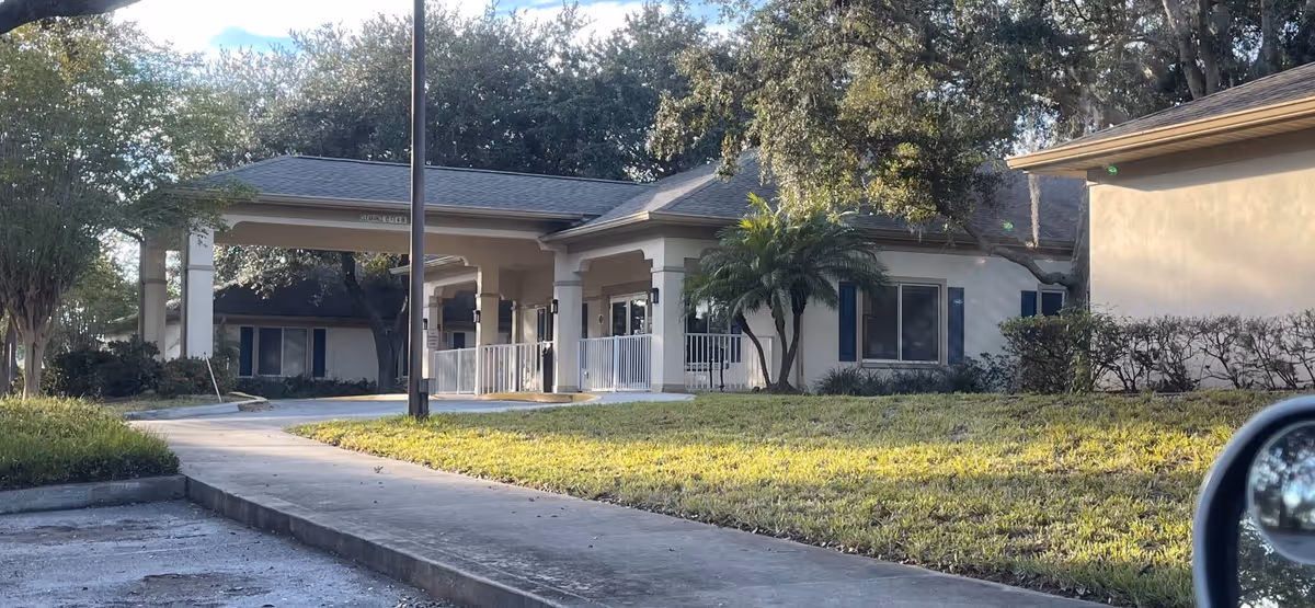 Exterior view of Consulate Health Care of Winter Haven with a covered entrance and driveway.