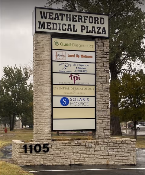 A stone sign pillar for Weatherford Medical Plaza with Solaris Hospice directory.