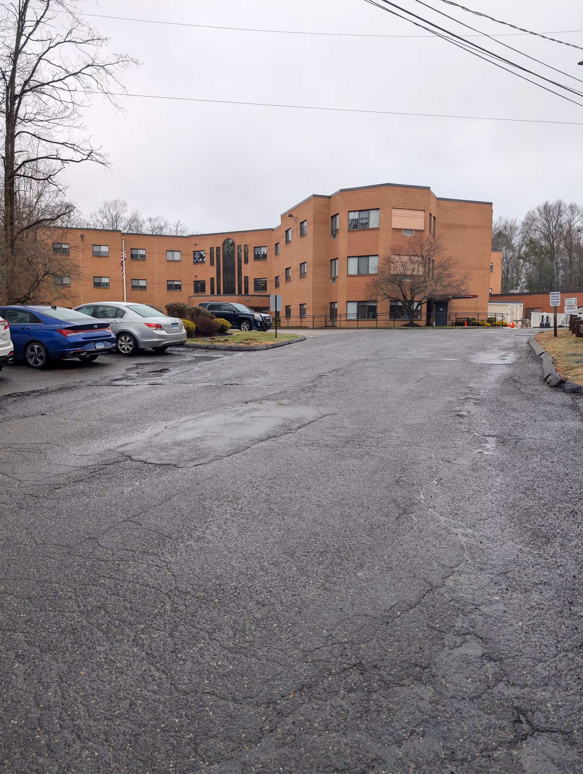 Exterior view of Havencare at Litchfield Woods building with parking lot and overcast sky.
