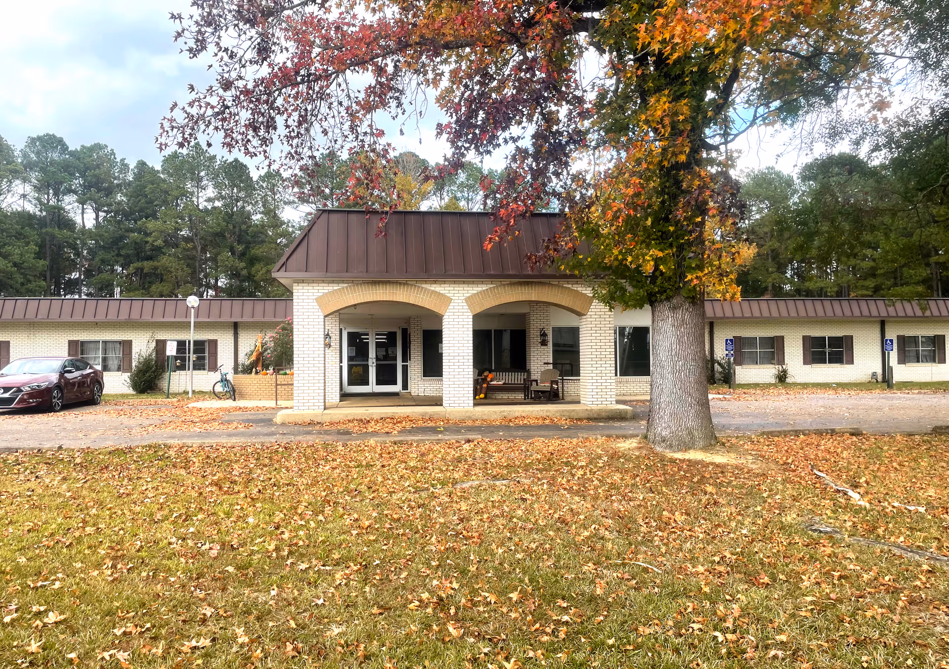 Exterior view of Somerset Senior Living at Crossett, a single-story brick facility.