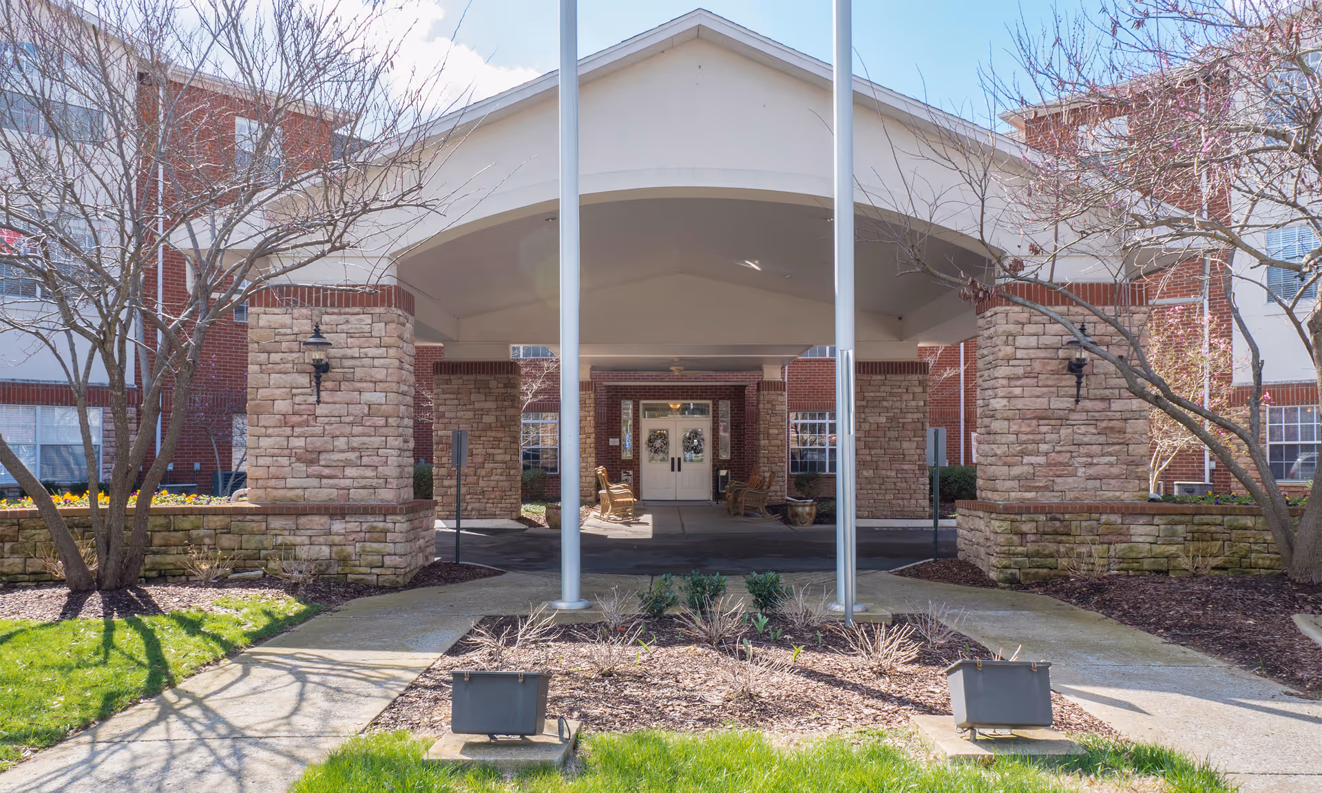 Brookdale Franklin senior living facility entrance with covered canopy and seating.