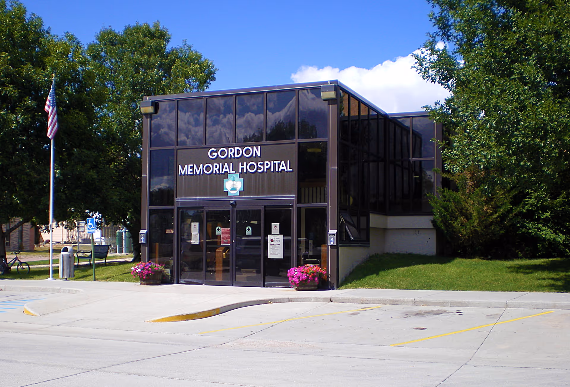 Front view of Gordon Memorial Hospital with glass entrance and surrounding greenery.