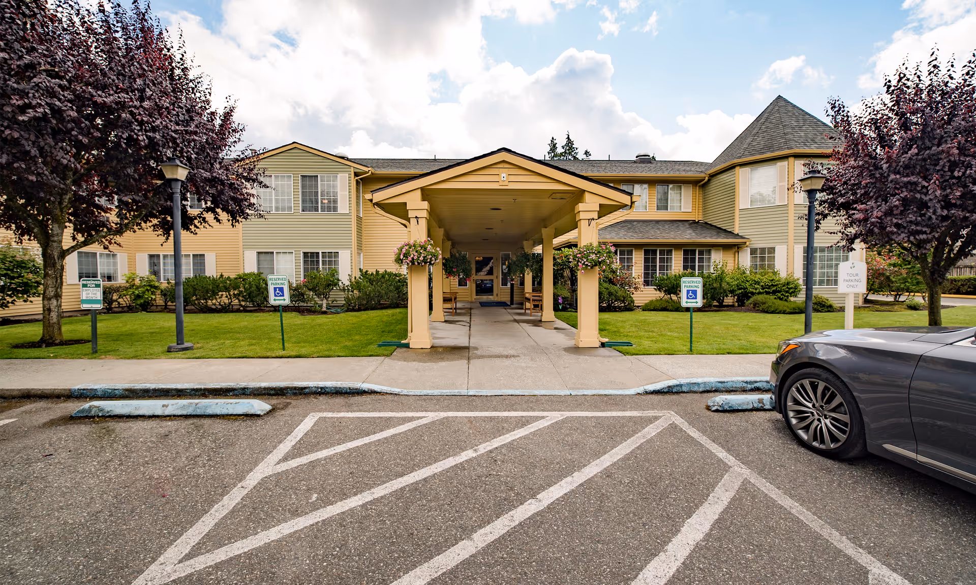 Front entrance of Brookdale Everett senior living facility with a parked car and landscaped lawn.