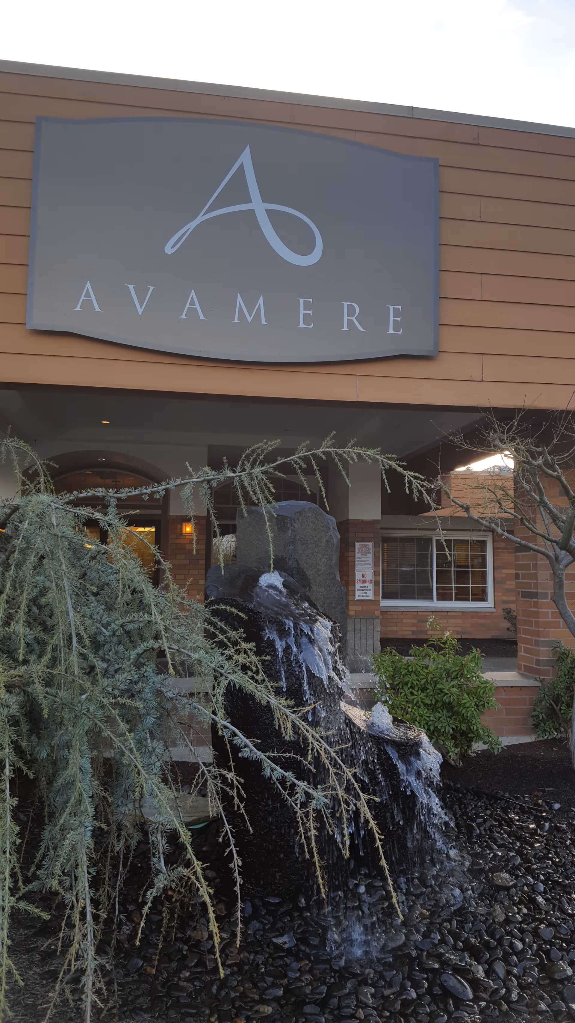 Entrance to Avamere Rehabilitation of Oregon City with a water feature